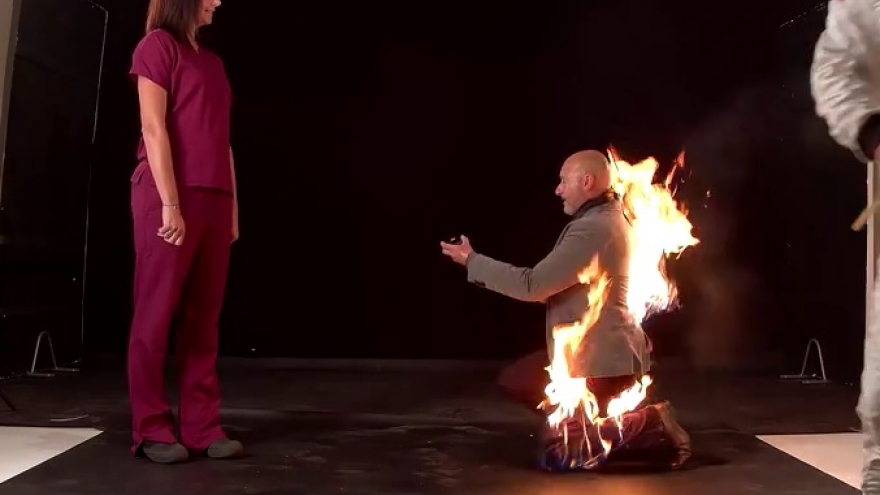 Video: Màn cầu hôn khi quần áo bén lửa cháy rừng rực